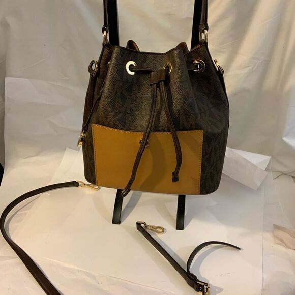 Michael Kors Greenwich Small Bucket Bag - Brown/Peanut crossbody shoulder bag - Picture 1 of 15